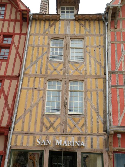  maison à pans de bois jaune